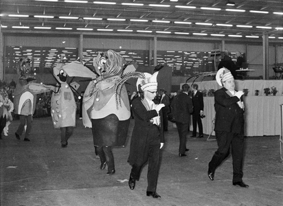 850725 Afbeelding van de aftocht van een carnavalsvereniging in de nieuwe veemarkthallen (Sartreweg 1) te Utrecht, waar ...